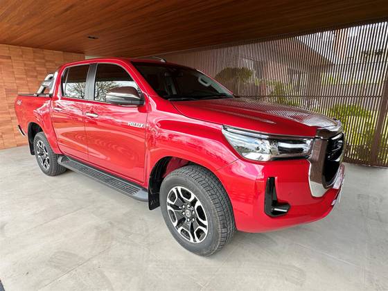 TOYOTA HILUX 2.8 D-4D TURBO DIESEL CD SRX 4X4 AUTOMÁTICO